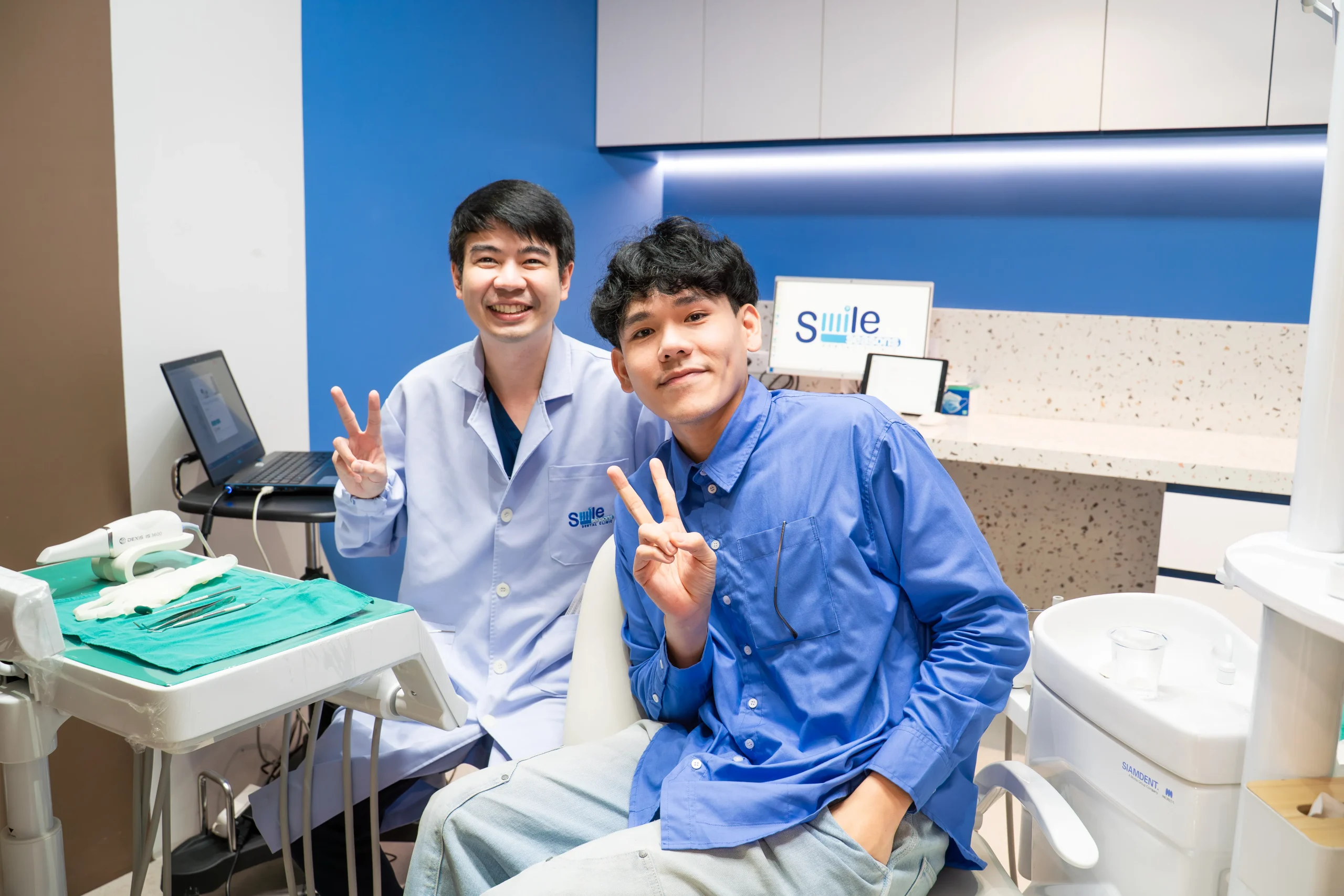 ทันตแพทย์ผู้เชี่ยวชาญกำลังให้คำปรึกษา