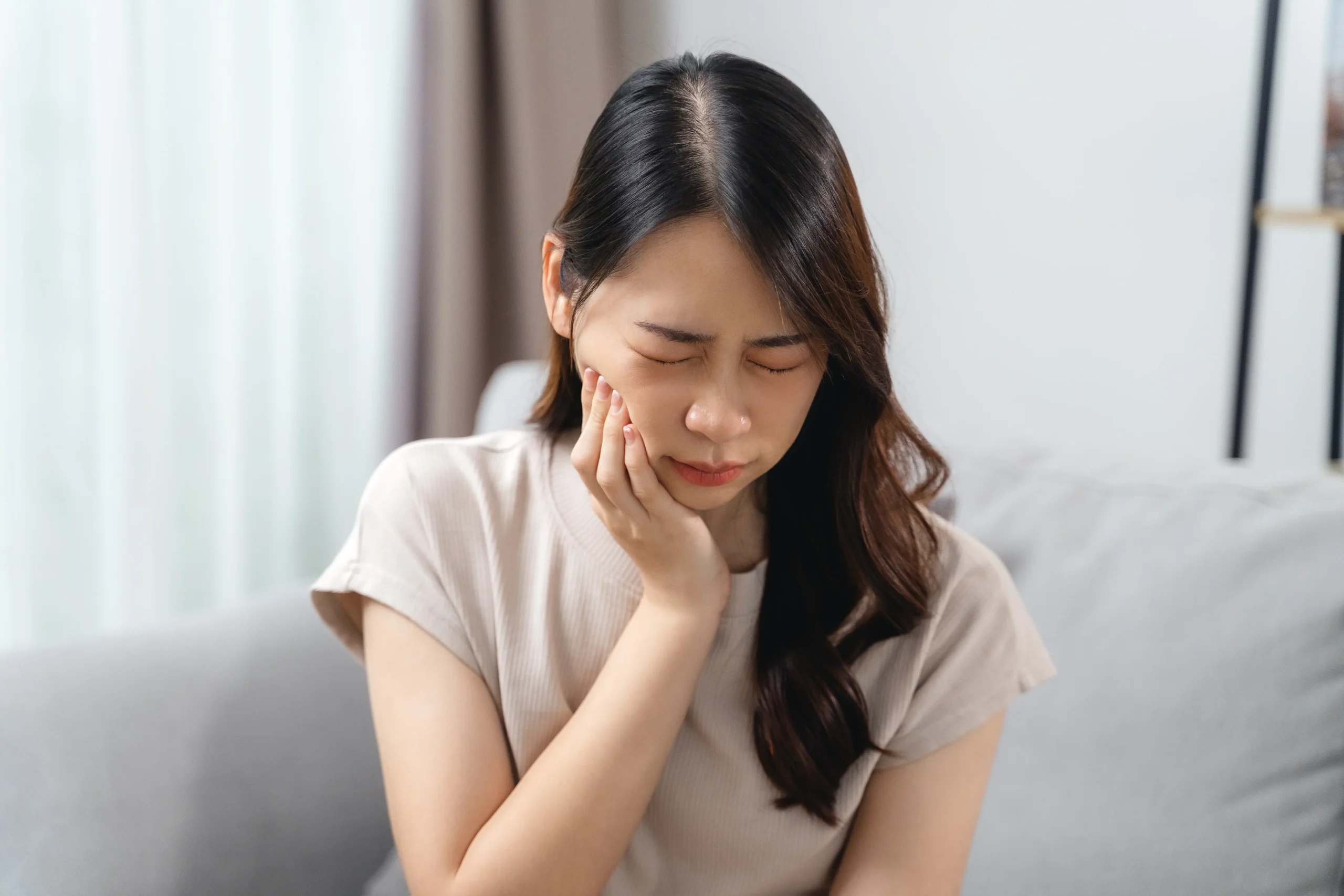 ผู้หญิงมีอาการปวดฟันคุด